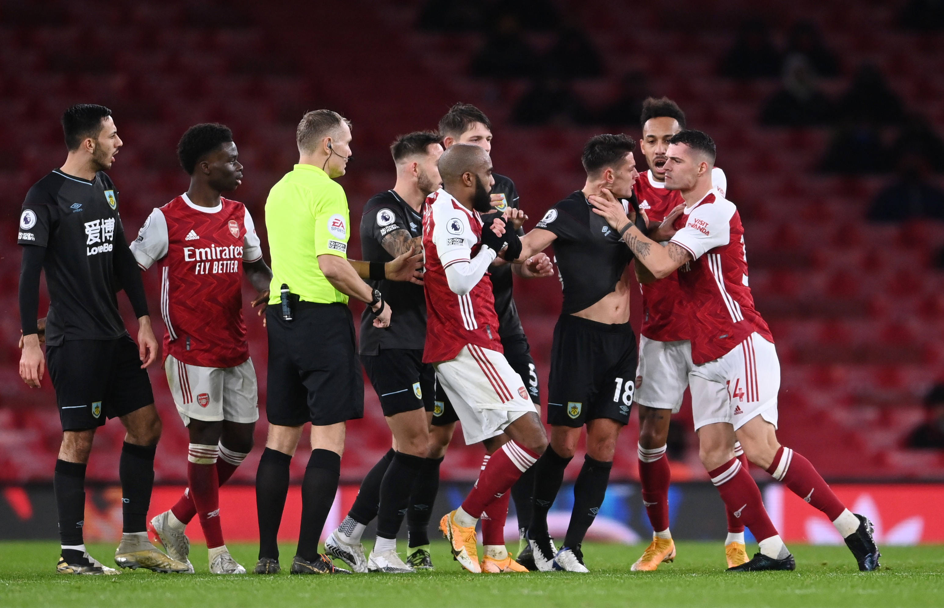 一个在篮球 一个在篮球